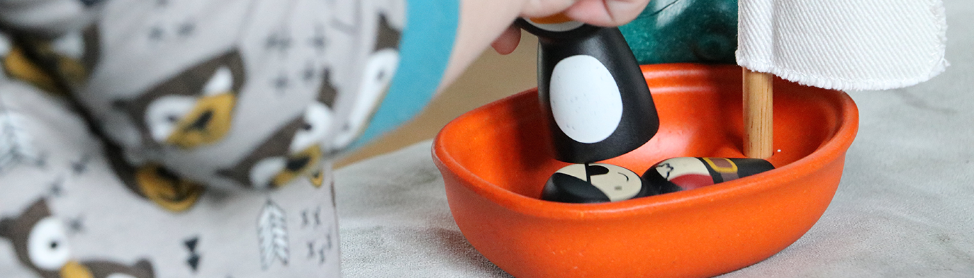 Kleinkind mit Spielzeugboot